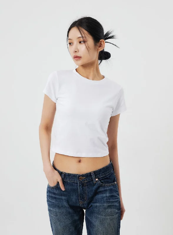 Striped Women's Crop Top in Navy and White for a Nautical and Timeless StyleCropped Basic Tee CF321