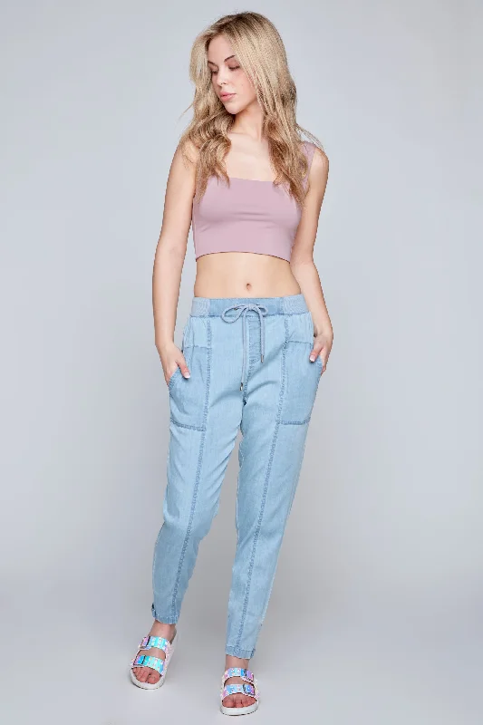 Mom jeans for a nostalgic and casual lookANDIE - High Rise Lightweight Pull-On Pant - Light Blue Bleach Lyocell Denim